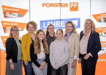 Startschuss des Girls’ Day 2026 bei der Firma Forster Verkehrs- und Werbetechnik GmbH in Waidhofen/Ybbs mit Sandra Kern, Landesgeschäftsführerin des AMS Niederösterreich, Bildungs-Landesrätin Christiane Teschl-Hofmeister, Geschäftsführerin Pamela Forster, Michaela Roither, Geschäftsführerin der Industriellenvereinigung Niederösterreich, Vera Sares, Landesvorsitzende von Frauen in der Wirtschaft der Wirtschaftskammer Niederösterreich (hinten, v.l.n.r.) und den beiden Schülerinnen der 3. Klasse der NMS Wolfsbach Lorena Stockinger und Annika Sturm (vorne, v.l.n.r.)