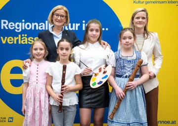 Landeshauptfrau Johanna Mikl-Leitner und Tamara Ofenauer-Haas (GF MKM Musik & Kunst Schulen Management NÖ) mit Musik- und Kunstschülerinnen.