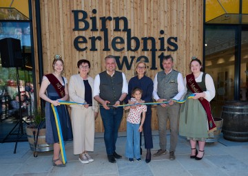 Beim „Durchschneiden“ des Bandes: Mostkönigin Anna Metz, LEADER Region Moststraße-Obfrau Michaela Hinterholzer, Bürgermeister Lukas Michlmayr, Landeshauptfrau Johanna Mikl-Leitner mit Anna Kogler, Stadtrat Johann Kogler und die Mostkönigin-Stellvertreterin Melanie Jagersberger.