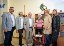(v.l.n.r.): Filip Deimel (Land NÖ), Gerlinde Göschelbauer (Heim- und Pflegedienstleitung Haus St. Louise), Bewohner Josef Pfiel, Bewohnerin Anna Buraner, Sozial-Landesrätin Christiane Teschl-Hofmeister und Jolanta Tereszkiewicz (Leitung Seniorenwohnen St. Louise)