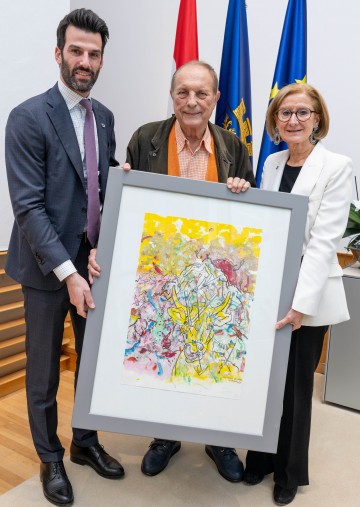 Bei der Übergabe des Kunstwerks „Almsport – Skisport“ (v.l.): LH-Stellvertreter Udo Landbauer, Künstler Christian Ludwig Attersee und Landeshauptfrau Johanna Mikl-Leitner.