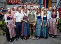Landeshauptfrau Johanna Mikl-Leitner mit Bürgermeister Roman Kosta (6. von links), FF-Kommandant Oberbrandinspektor Bernhard Auinger (3. von links) sowie weiteren Ehren- und Festgästen.