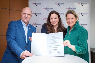 pro Konsument: Bewährte Zusammenarbeit zwischen Arbeiterkammer Niederösterreich und Land Niederösterreich erneut verlängert. AK-Niederösterreich-Präsident und ÖGB-NÖ-Vorsitzender Markus Wieser (links), AK-Niederösterreich-Direktorin Bettina Heise, Obfrau von "pro Konsument", und Susanne Rosenkranz, Landesrätin für Konsumentenschutz (rechts), mit dem unterzeichneten Vertrag.