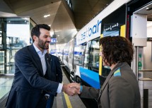 LH-Stellvertreter Udo Landbauer heißt die neue Zugsverbindung willkommen.