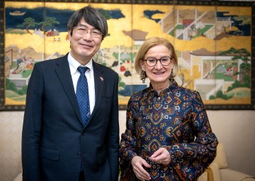 Landeshauptfrau Johanna Mikl-Leitner mit dem japanischen Botschafter Kiminori Iwama.
