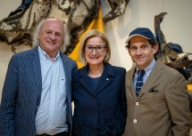 Landeshauptfrau Johanna Mikl-Leitner mit (li.) Maler und Grafiker Leopold Kogler und (re.) Künstler Florian Nährer.