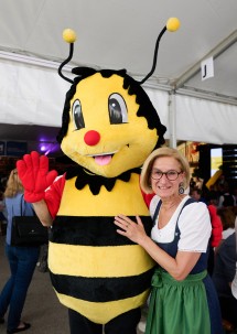 Landeshauptfrau Johanna Mikl-Leitner mit dem Raiffeisen-Maskottchen „Sumsi“.