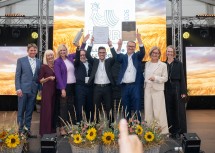 Bürgermeister von Kostelní Lhota Tomás Drobný (von links), Theres Friewald-Hofbauer, Kreishauptfrau Petra Pecková sowie Landeshauptfrau Johanna Mikl-Leitner und Juryvorsitzende Nadja Häupl (rechts) jubelten gemeinsam mit den Vertretern von Gesamtsieger Valposchiavo.