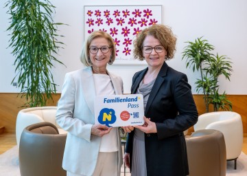 Landeshauptfrau Johanna Mikl-Leitner und Familien-Landesrätin Christiane Teschl-Hofmeister.