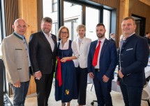 Mit der Delegation aus dem Nachbarbezirk Malacky: Bezirksfeuerwehrkommandant a.D. Georg Schicker, Robert Petko, Bezirkshauptmann Malacky, Landeshauptfrau Johanna Mikl-Leitner, Claudia Pfeiler-Blach, Bezirkshauptfrau von Gänserndorf, Martin Rybecky, Bürgermeister von Gajary, und Bürgermeister Christoph Windisch.