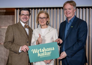 Fest der Wirtshauskultur Niederösterreich 2026 (v.l.): NÖ Wirtshauskultur-Obmann Hartmuth Rameder, Landeshauptfrau Johanna Mikl-Leitner und Michael Duscher, Geschäftsführer NÖ Werbung.