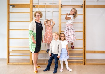 Vorfreude auf das Kindergartenjahr 2025/26: Bildungslandesrätin Christiane Teschl-Hofmeister mit den Kindern Emma, Levi, Aysima und Ella.
