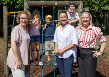 (v.l.n.r.): Familien-Landesrätin Christiane Teschl-Hofmeister, Aurelia Stöger, Arthur Stöger, Bürgermeisterin Bernadette Geieregger, Theodor-Karl Kulhanek und Kindergartenleiterin Petra-Bettina Mollik