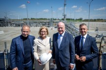 Produktionsstart in Wittau, von links nach rechts: OMV-CEO Alfred Stern, Landeshauptfrau Johanna Mikl-Leitner, Bundeskanzler Christian Stocker und Bundesminister Wolfgang Hattmannsdorfer.