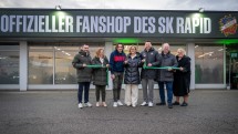 Bei der Eröffnung des neuen Rapid Fanshops in St. Pölten (v.l.n.r.): Die Rapid Geschäftsführer Steffen Hofmann und Daniela Bauer, Rapid Legende Michael Hatz, Landeshauptfrau Johanna Mikl-Leitner, Rapid Geschäftsführer Markus Katzer, Stadtrat Walter Hobiger und Gemeinderätin Birgit Becker.