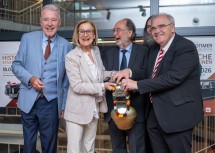 Bei der Eröffnung der neunten Sonderausstellung „Staatslimousinen“ im Oldtimer Museum Wr. Neustadt (v.l.): Bürgermeister Klaus Schneeberger, Landeshauptfrau Johanna Mikl-Leitner, Friedrich und sein Sohn Ronald Fehr sowie Kurator Wolfgang Brandstetter.