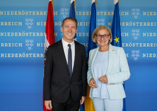 LH Mikl-Leitner begrüßt französischen Botschafter Matthieu Peyraud zu bilateralen Gesprächen