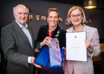 Landeshauptfrau Johanna Mikl-Leitner und Landeshauptmann a. D. überreichen Michaela Dorfmeister zum Jubiläum den „Gläsernen Leopold“ des Landes NÖ.