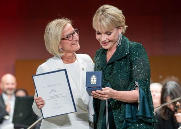 Landeshauptfrau Johanna Mikl-Leitner überreichte Kammersängerin Elīna Garanča das Große Ehrenzeichen für Verdienste um das Bundesland Niederösterreich.