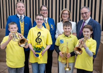 Obmann Lukas Rohrer, Kapellmeisterin Verena Lassel, Landeshauptfrau Johann Mikl-Leitner und Bürgermeister Richard Hogl mit Jungmusikern (v.l.n.r.)