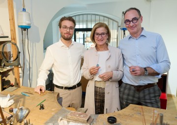 Landeshauptfrau Johanna Mikl-Leitner in der Goldschmiede „Die Buben“ von (v.l.) Valentin und Edwin Surin