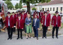 Landeshauptfrau Johanna Mikl-Leitner und Bürgermeister Andreas Iser-Quirgst mit dem Musikverein Markgrafneusiedl, der den Festakt musikalisch gestaltete.