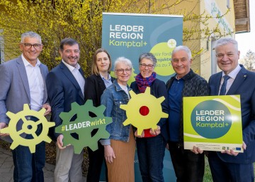 #LEADERwirkt-Tour: Andreas Pichler, Bürgermeister Lichtenau, Josef Edlinger, Obmann der LEADER-Region Kamptal, Marion Gotthard, Amt der NÖ Landesregierung, Margit Steinmetz, Geschäftsführende Gemeinderätin in Stratzing, Danja Mlinaritsch, Geschäftsführerin LEADER-Region Kamptal, Franz Aschauer, Bürgermeister Jaidhof, und Landesrat Anton Kasser.
