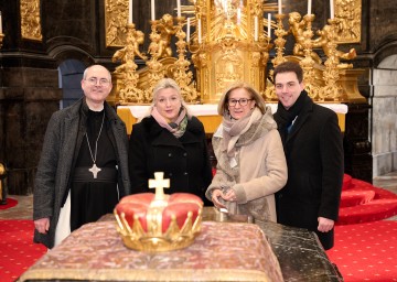 (v.l.n.r.) Abt Pius Maurer, die britische Botschafterin Lindsay Skoll, Landeshauptfrau Johanna Mikl-Leitner und Bürgermeister Manuel Aichberger.