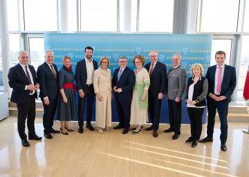 Ludwig Schleritzko mit Landeshauptfrau Johanna Mikl-Leitner, Landtagspräsident Karl Wilfing und den Mitgliedern der NÖ Landesregierung