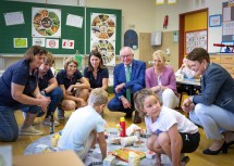 Mit den Kindern der Volksschule Neuhofen/Ybbs und den Bäuerinnen im Unterricht: LH-Stellvertreter Stephan Pernkopf, Bundesbäuerin und Vizepräsidentin der LK Österreich Irene Neumann-Hartberger und die Vizepräsidentin der LK Niederösterreich, Andrea Wagner (v.l.n.r.).