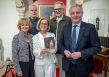 (v.l.n.r.) Bürgermeisterin Margarete Jarmer, Kurator Bernd Ernsting, Erzähler Folke Tegetthoff und Gerhard Dafert, Obmann der Krahuletzgesellschaft.