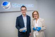 Landeshauptfrau Johanna Mikl-Leitner mit Space-Lock-Geschäftsführer Florian Günther.