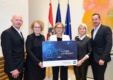 Claus Zeppelzauer (GF Haus der Digitalisierung), Landesrätin Christiane Teschl-Hofmeister, Landeshauptfrau Johanna Mikl-Leitner, Verteidigungsministerin Klaudia Tanner sowie Lukas Reutterer (GF Haus der Digitalisierung).