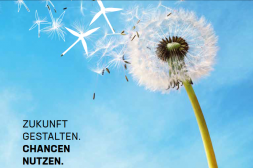 Wissenschaftler im Schutzanzug untersucht ein Huhn