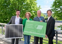 Christian Rädler, Geschäftsführer der WETgruppe, Wohnbau-Landesrätin Christiane Teschl-Hofmeister sowie Anton Hechtl und Matthias Zawichowski vom ÖKOSTROM.KOLLEKTIV eGen, präsentierten ein Pilotprojekt zur gemeinschaftlichen Nutzung von Photovoltaikstrom in Wohnhausanlagen.