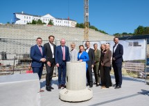 v.l.n.r.: Klosterneuburgs Bürgermeister Christoph Kaufmann, ISTA Präsident Martin Hetzer, LH-Stellvertreter Stephan Pernkopf, Sektionschefin Barbara Weitgruber, Klosterneuburgs Vizebürgermeisterin Maria Theresia Eder, ISTA Managing Director Georg Schneider, die Ortsvorsteherin von Maria Gugging Gabriele Pöll, Barbara Abraham, ISTA Deputy Managing Director und Head of Academic Affairs, Martina Höllbacher, Leiterin der Abteilung Wissenschaft und Forschung, und Christoph Reiter-Havlicek, Leiter der Abteilung Gebäude- und Liegenschaftsmanagement