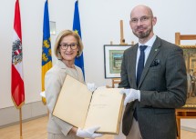 Landeshauptfrau Johanna Mikl-Leitner mit dem wissenschaftlichen Leiter der Landesausstellung Armin Laussegger.