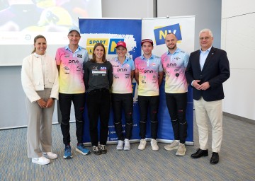 Landesrat Martin Antauer (rechts) und Nina Schwarz vom Organisationsteam (links) mit den Athletinnen und Athleten Michael Weiss, Hannah Rössler, Anna Pabinger, Sebastian Fuchs und Sebastian Aschenbrenner (v.l.n.r.)