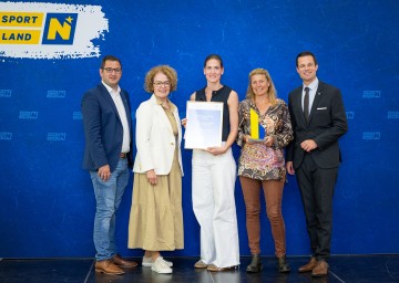 Das BRG Krems Ringstraße NÖ siegte bei der Schulsport-Trophy in der Kategorie AHS: Landtagsabgeordneter Philipp Gerstenmayer, Bildungslandesrätin Christiane Teschl-Hofmeister, Marianne Schütz, Birgit Hoch und Bildungsdirektor Karl Fritthum.