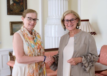 Landeshauptfrau Johanna Mikl-Leitner und die Botschafterin von Ungarn in Österreich Edit Szilágyiné Bátorfi.