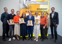 (v.l.n.r.) Violinist Gregor Reinberg, Jose Castanal (Leihgeber, Galerie Ropac), Julia Flunger-Schulz (GF Kunstmeile Krems), Julia Blaut (Direktorin Rauschenberg Stiftung), Art Fischer (US-Botschafter), Landeshauptfrau Johanna Mikl-Leitner, Christopher Rauschenberg mit Ehefrau Janet Stein und Florian Steininger (künstl. Direktor Kunsthallte Krems).