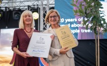 Landeshauptfrau Johanna Mikl-Leitner zeichnete Theres Friewald-Hofbauer mit dem „EViRA Laureate“ aus.