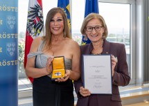 Natalia Ushakova erhielt aus den Händen von Landeshauptfrau Johanna Mikl-Leitner das Große Ehrenzeichen für Verdienste um das Bundesland Niederösterreich.