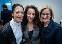 Landeshauptfrau Johanna Mikl-Leitner mit (v.l.) Ausstellungsmacherin Lisa Ortner-Kreil und Künstlerin Soli Kiani.