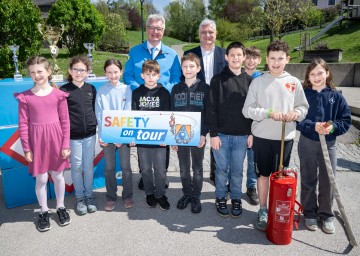 Startschuss zur „Safety Tour 2026“: Landesrat Martin Antauer (re.) und der Präsident des NÖ Zivilschutzverbandes Christoph Kainz mit Schülerinnen und Schüler der Volksschule Kasten.