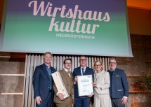(v.l.n.r.) Michael Duscher (GF NÖ Werbung), Obmann Hartmuth Rameder, Ehrenobmann Harald Pollak, Landeshauptfrau Johanna Mikl-Leitner und Dietmar Schöner (Spartenobmann Gastronomie in der WKNÖ).