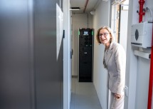 Landeshauptfrau Johanna Mikl-Leitner beim Besuch der Firma EPS Electric Power Systems GmbH in Dietmanns.