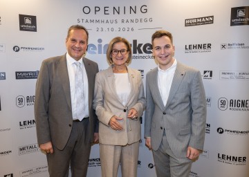 ei der Eröffnung des neuen Stammhauses Steinecker Mode in Randegg: Landeshauptfrau Johanna Mikl-Leitner mit Gottfried Steinecker und Sohn Paul.