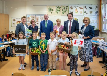 „Zehn Jahre Aktionstage der Bäuerinnen in Volksschulen“: Die Vizepräsidentin der LK Niederösterreich, Andrea Wagner, Bäuerin Andrea Reikersdorfer, LH-Stellvertreter Stephan Pernkopf, Bundesbäuerin und Vizepräsidentin der LK Österreich Irene Neumann-Hartberger, Bundesminister Norbert Totschnig und Bürgermeisterin Maria Kogler mit den Kindern der Volksschule Neuhofen/Ybbs (v.l.n.r.).