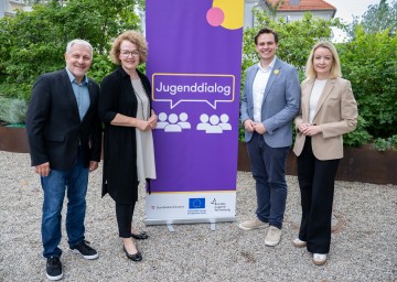 (v.l.n.r.): NÖ Landesjugendreferent Wolfgang Juterschnig, Jugend-Landesrätin Christiane Teschl-Hofmeister, Mitglied des Vorsitzteams der Bundesjugendvertretung Moritz Mittermann und Sektionschefin Bernadett Humer.
